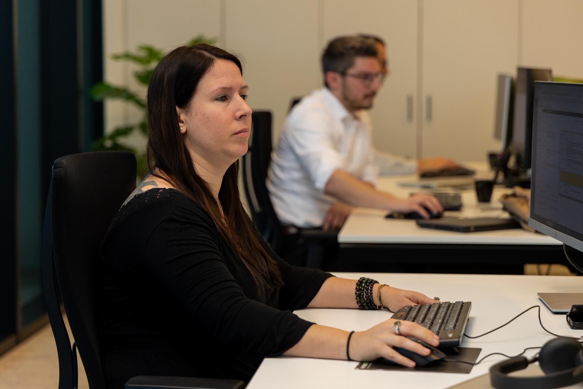 Medewerker levert operationele ondersteuning via outsourcing